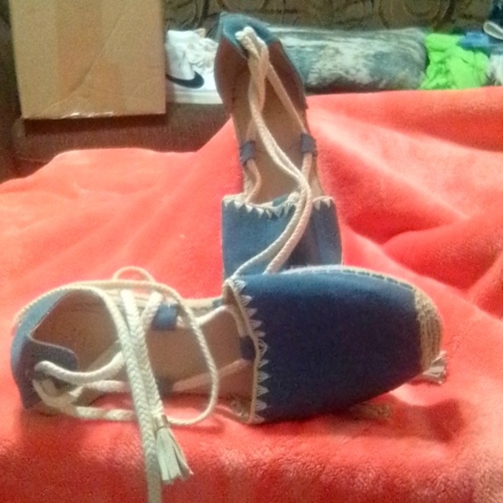 Shoes - Picture 3 of 4